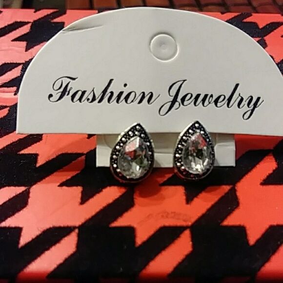 Jewelry - NWOT 3/$10🔥stud earrings